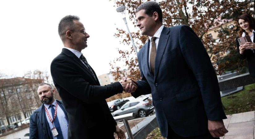 Szijjártó Péter kiugrott Litvániába, ahol belpolitikai összetűzés kerekedett a találkozójából