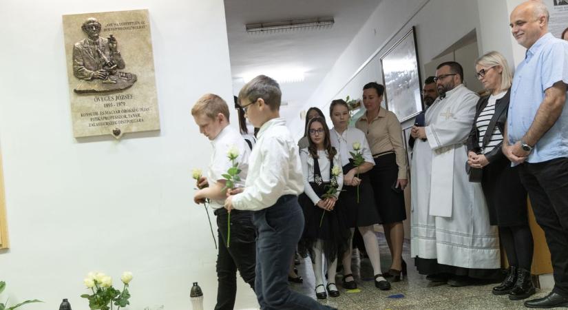 Csak annak adott jelest, aki nem használt krétát feleléskor – Az ország tanárára emlékeztek a nevét viselő iskolában (galéria, videó)