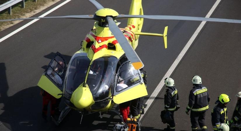 Súlyos baleset az M7-esen, a Völgyhídnál, mentőhelikopter a helyszínen
