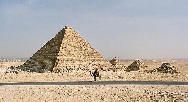 Rejtett bejáratra utalhatnak Menkauré piramisának titokzatos üregei