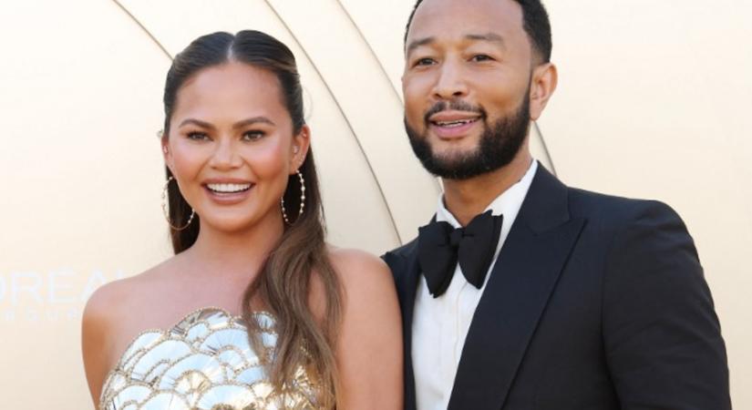 Chrissy Teigen és John Legend gyönyörű nappalijának különös lámpája új trendet teremt
