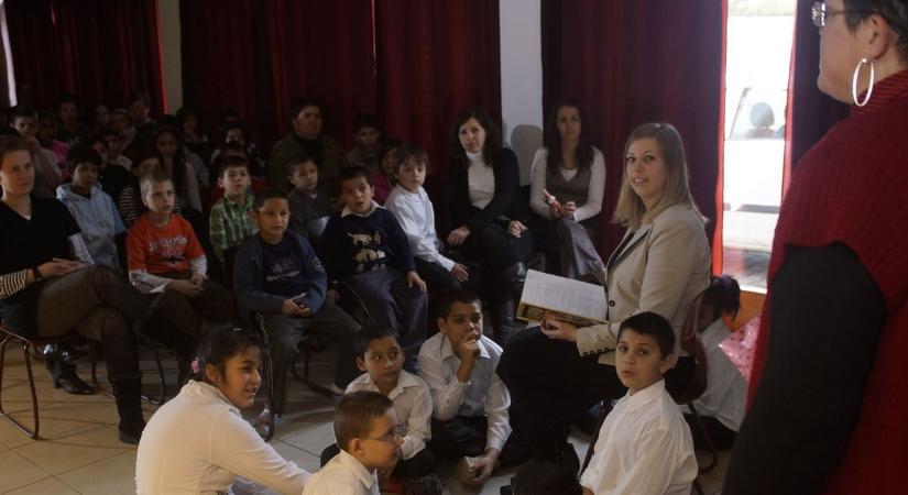 Közel 120 millió forintból fejlődnek az iskolák: új kisbuszok és robotok segítik a gyerekek tanulását