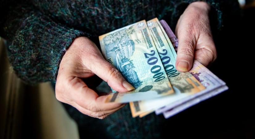 Meredeken esik a forint