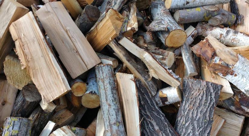 Tűzifa tárolás és szárítás – hogyan marad hatékony a fűtésed?