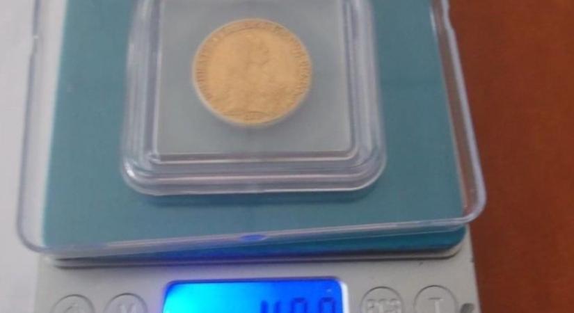 Többmilliós arany pénzérmét rejtett a csomag