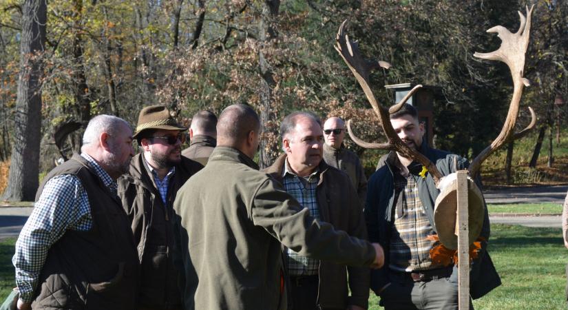 Trófeaszemlét tartott a NYÍRERDŐ Zrt. Gúthi Erdészete Nyíradony-Gúthpusztán