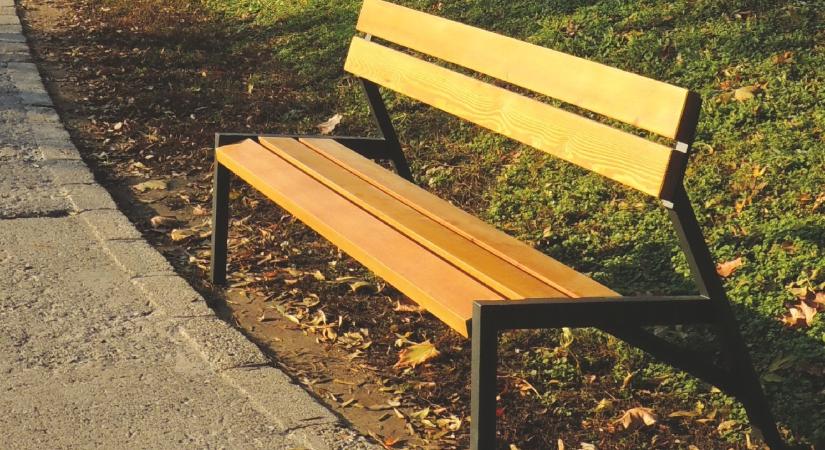 Új hulladékgyűjtők és padok érkeznek Eger köztereire