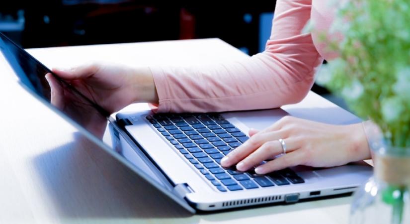 Apró trükk, ha spórolni akarsz az árammal: 40%-kal tovább bírja töltés nélkül a laptopod ezzel a beállítással