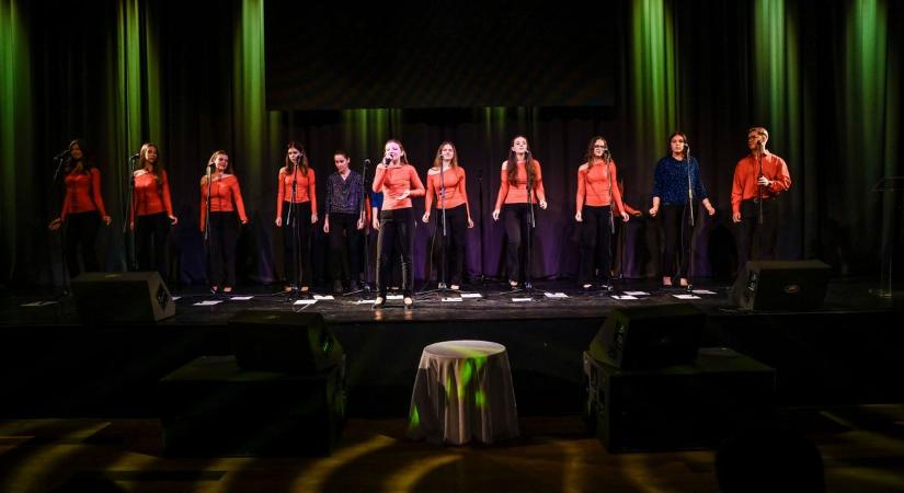 Három évtized dallamai – újra szólt a Tücsökzene Szekszárdon (képgaléria)