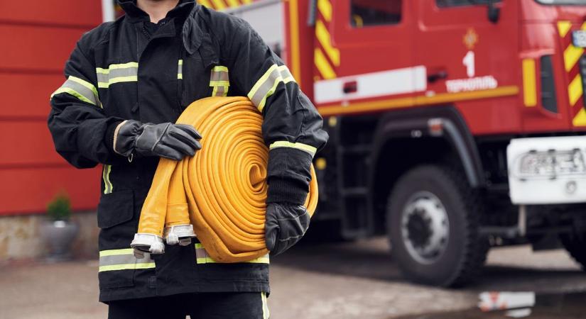 Autó a tetején, gázpalack a házban, fa az úton – így indult a hét Szabolcsban