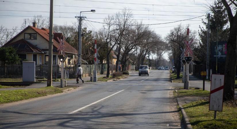 Nem működik a fényjelző Debrecen egyik legforgalmasabb vasúti átjárójában – fotóval