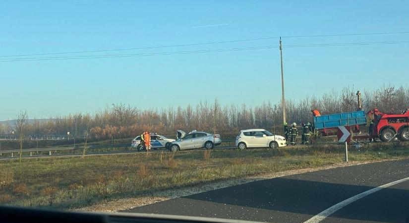 Hármas karambol történt a 8-as főúton