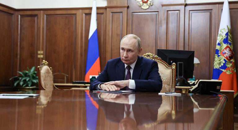 Valami nagyon nincs rendben Vlagyimir Putyinnal, furcsa felvétel miatt indultak találgatások az egészségi állapotáról