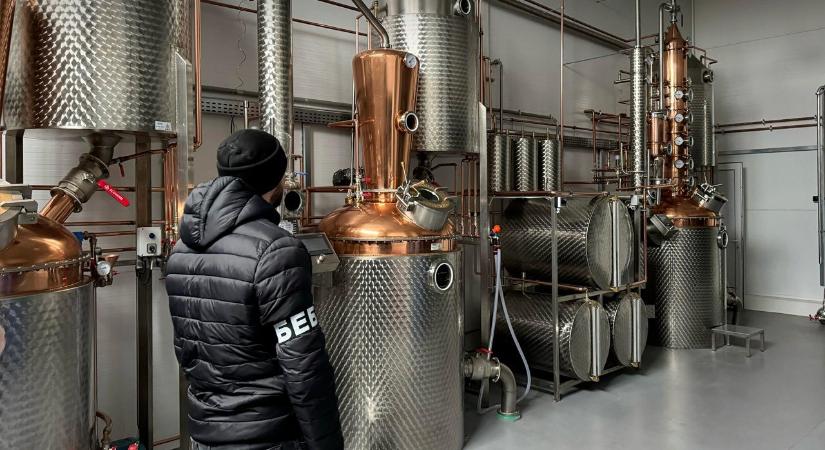A Gazdaságbiztonsági Hivatal főnyomozói illegális alkoholgyártást lepleztek le Cserkaszi megyében