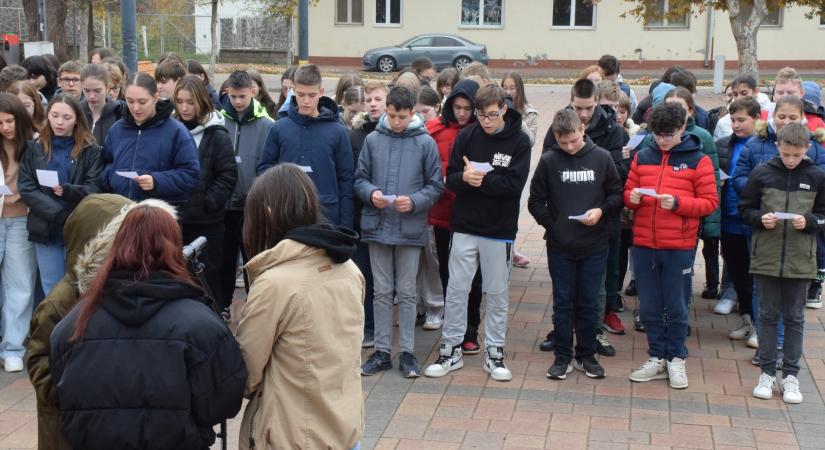 Szolnok szaval – közös versmondás a Magyar Nyelv Napján