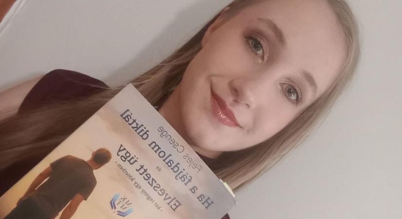 A fájdalomból erőt, a szenvedésből hitet, a csendből pedig szavakat teremt a súlyos balesetet túlélő Fejes Csenge
