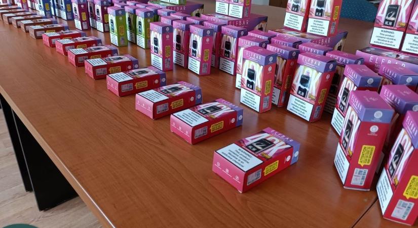 Trükkösen verték át a NAV-osok a „slukkos” árust – Még rendőrt is kellett hívniuk - videó