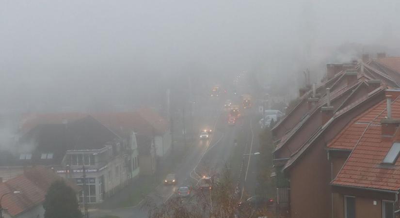 Jönnek azok a reggelek, amikor az orrunkig sem látunk – Rosszabbodnak a látási viszonyok