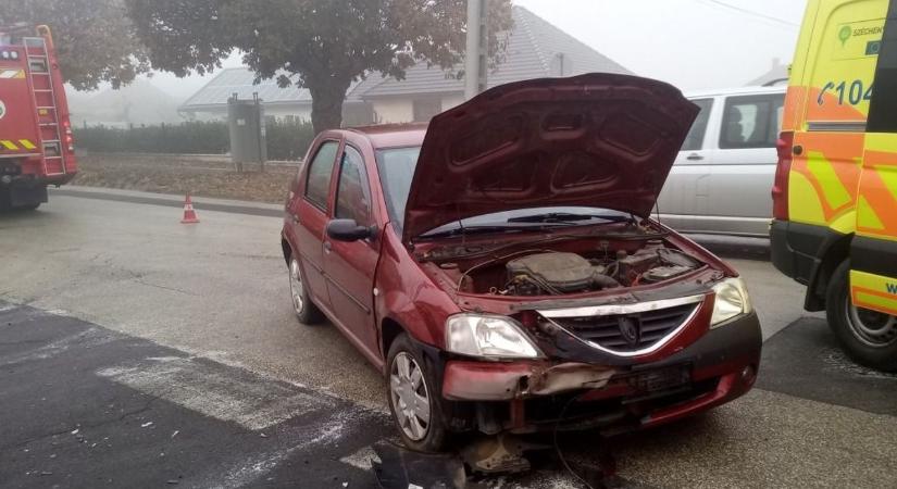 Dombóvárra rohantak a mentők – két személyautó ütközött