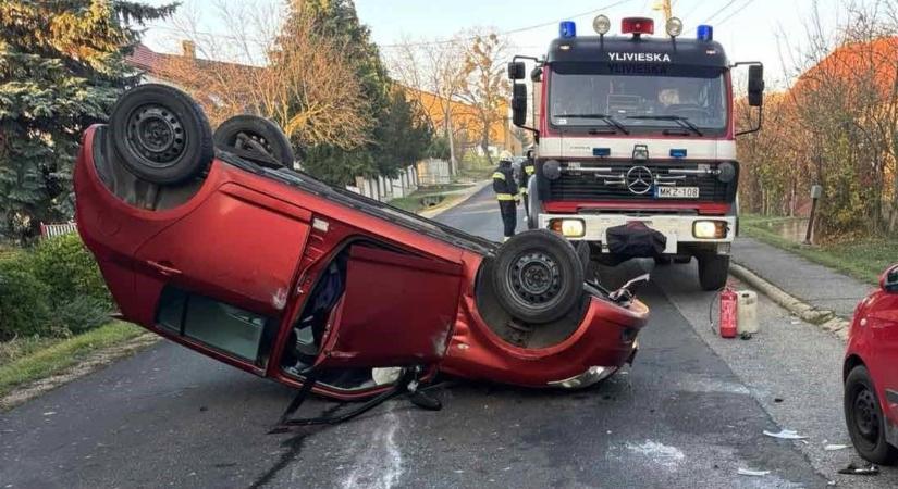 Két piros autó összetört a Bakonyban, az egyik fejre is állt ( helyszíni fotók)