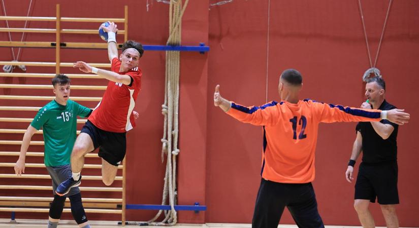 Gombócból is rengeteg: megszórta magát a rangadó előtt a Hőgyész (galéria)