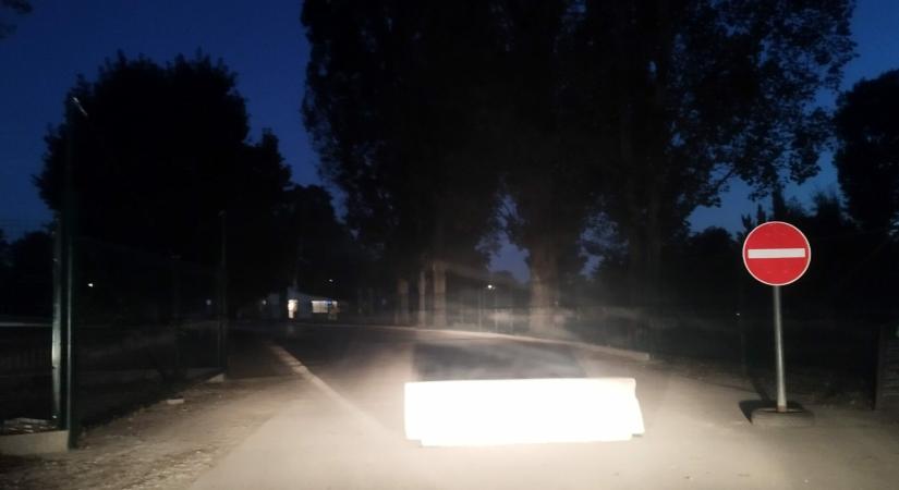 Útlezárásokkal küzd Veresegyház az autóáradat ellen, egyelőre kevés sikerrel