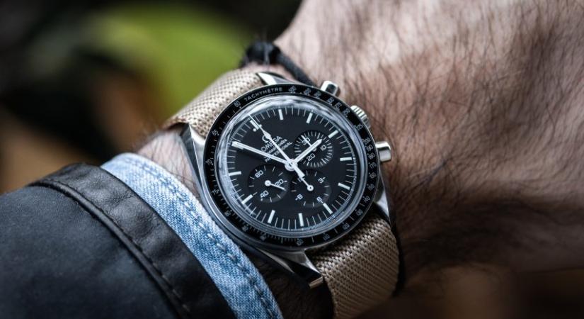 Holdjáró kronográfra is lehet licitálni a BÁV-aukción