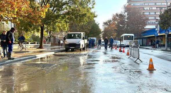 Csőtörés miatt félpályás forgalomkorlátozás Szolnokon, a Baross úton