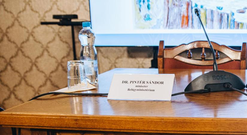 Pintér Sándor el sem ment, a belügyi államtitkár kivonult a gyermekvédelem helyzetéről szóló bizottsági ülésről