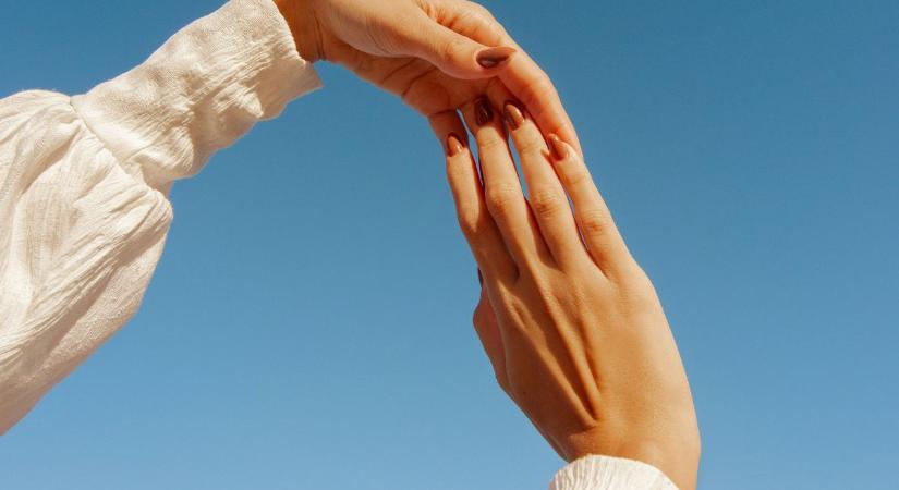 Ezek az 5 másodperces kézgyakorlatok demencia ellen roppant elterjedtek – de mit gondolnak róla a neurológusok?