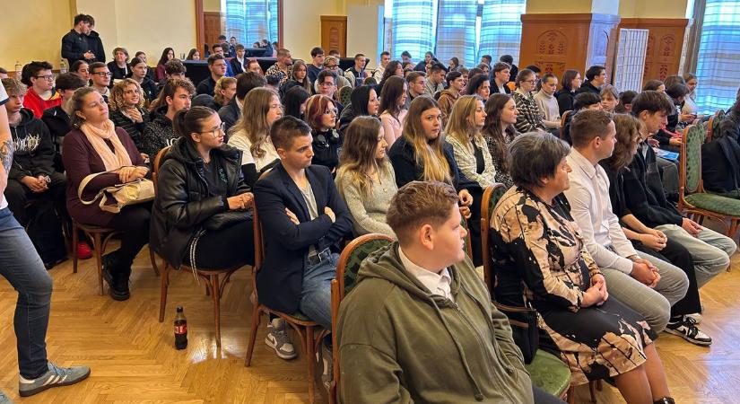 Kecskeméti diákok a döntéshozók helyébe ültek: így zajlott a szimulált városházi ülés – fotókkal