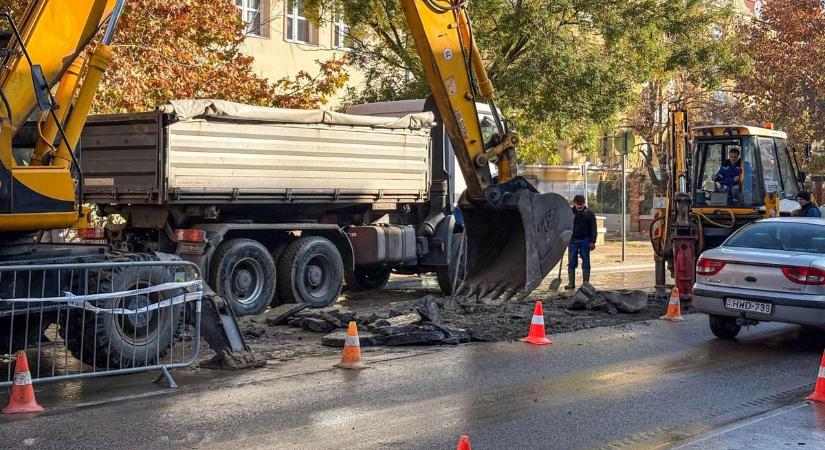 Csőtörés a belvárosban – félpályán halad a forgalom az érintett szolnoki szakaszon
