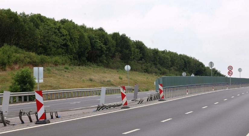 Karambolba remegett bele a 37-es, teljesen lezárták a főutat!