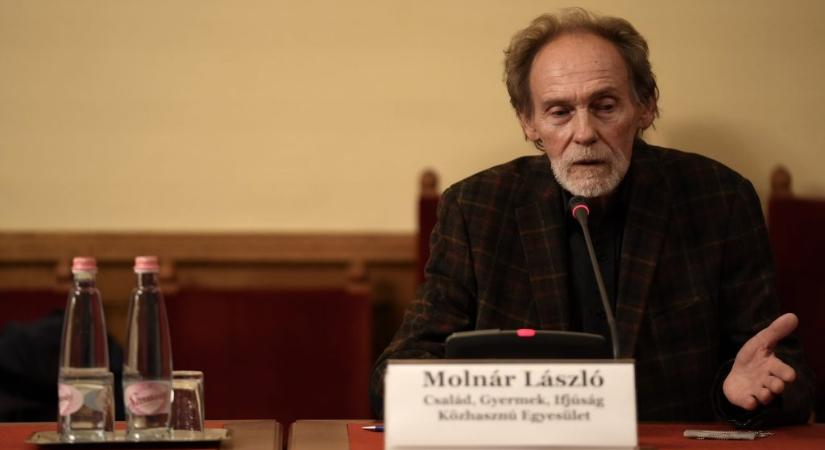 A Juhász Péter Pált korábban feljelentő volt TEGYESZ-igazgató is ott volt a bizottsági ülésen, ahonnan Fülöp Attila kisétált