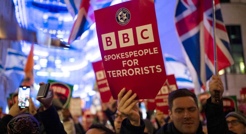 Elfogultságok, sugalmazások, hamis tények – jelentés a BBC gázai tudósításairól