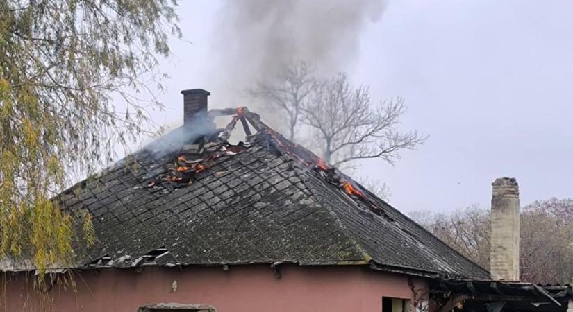 Kigyulladt egy ház, most is oltják