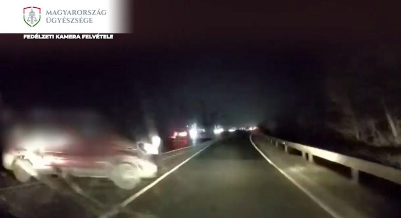 Videón az éjszakai horror az M1-es autópályán, utánfutóval repült el a román sofőr