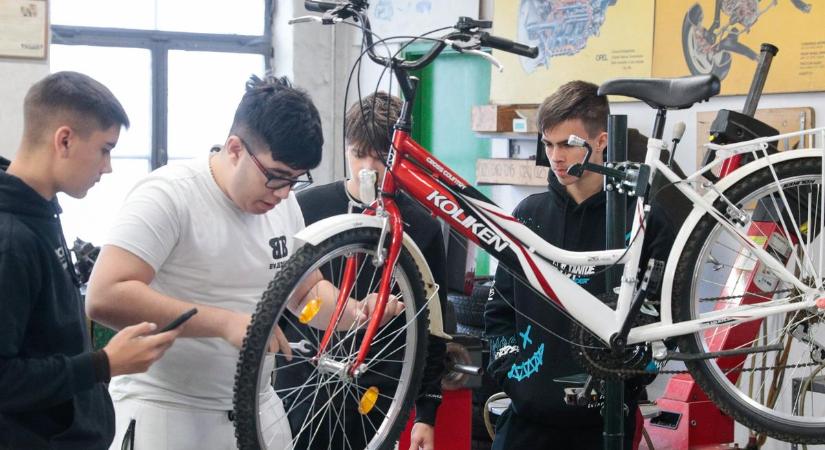 KRESZ-teszt és szerelés – közlekedésbiztonsági versennyel folytatódott a jubileumi hét a Rázsóban