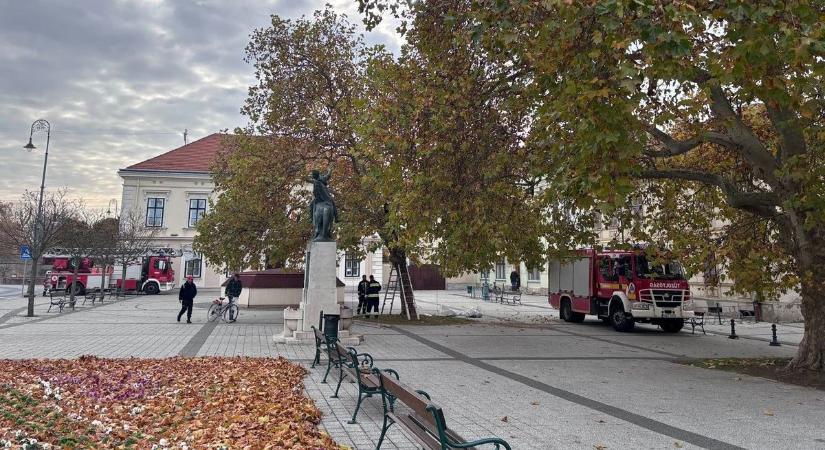 Adventi készülődés: Sárváron is elkezdték felrakni a karácsonyi díszeket - fotók