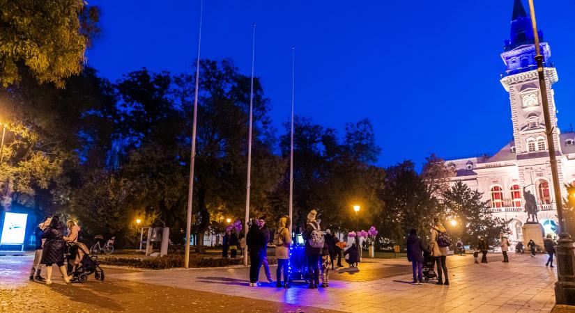 November 17-én lilába borul a Városháza