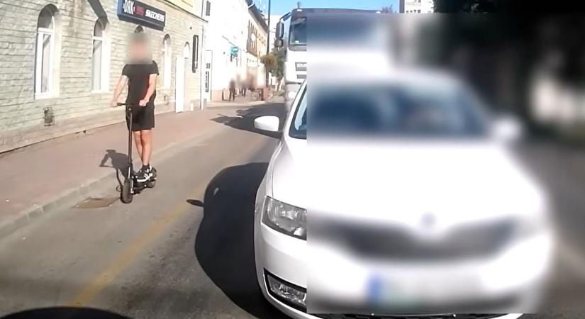 Ilyen van? Hirtelen szétesett a roller egy fiú alatt Hatvanban, videón az óriási bukás