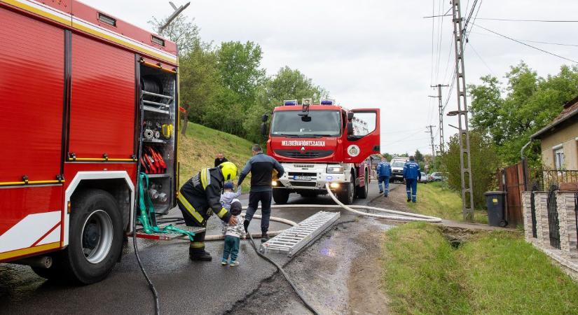Nagy a baj: lángokban áll egy ház, már a balatoni tűzoltókat is riasztották