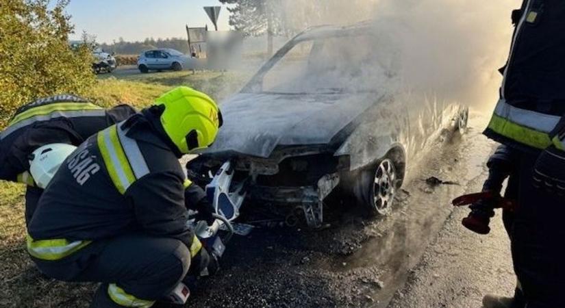 Kiugrottak az utasok lángoló autóból, menet közben borította el a tűz a kocsijukat