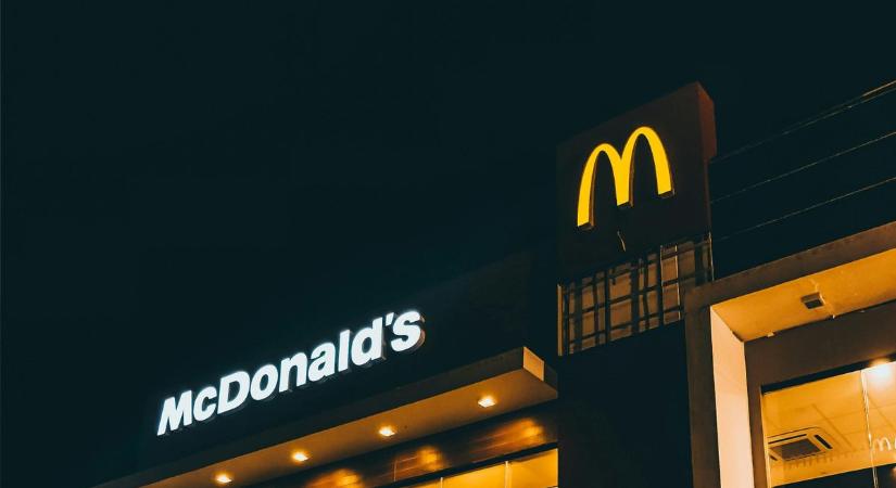 Őrület a Mekiben: rátámadt a vevő az eladóra – Drámai videó