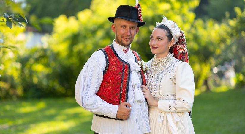 Keresik a leghagyományosabb esküvőt – Versenyben egy kalotaszegi házaspár is