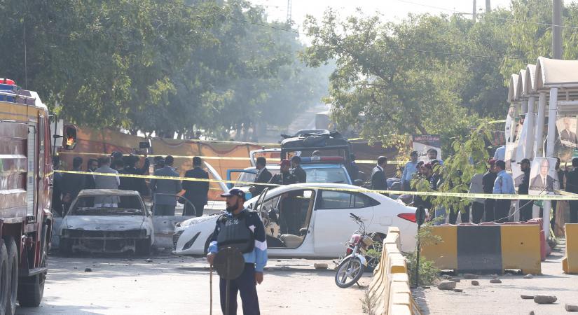 Tizenkét halottja van egy öngyilkos merényletnek Pakisztánban