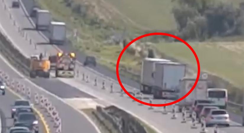 Mindkét szalagkorlátnak nekicsapódott egy kamion az M1-esen