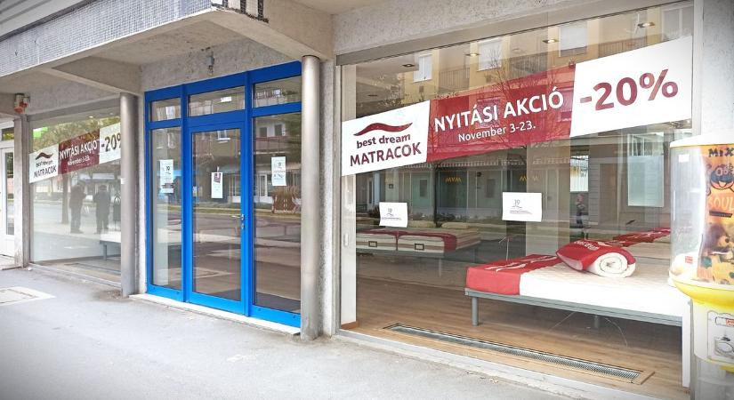 Ruhát már nem próbálhat, s meglepő, hogy mi van a kirakatban – új üzlet a belvárosban