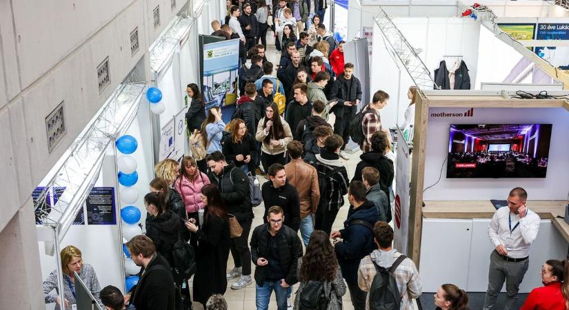 Nyolcvan pozíciót szeretnének betölteni – Sok fotó az egyetemi állásbörzéről