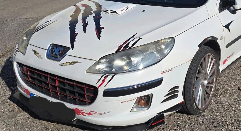 Belobban az agyad ettől a hazai, tuningolt Peugeot-tól, poroltó legyen kéznél